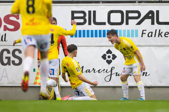 Falkenbergs Oskar Lindberg jublar mot Remo Gotfredsen Grgic