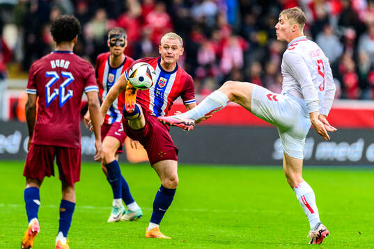 Julian Ryerson of Norway and Rasmus Højlund of Denmark