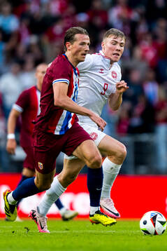 Sander Berge of Norway and Rasmus Højlund of Denmark