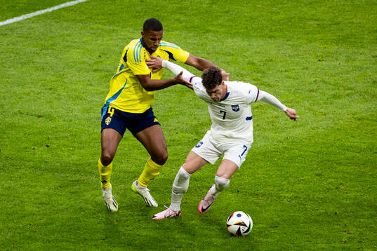 Isak Hien of Sweden against Dusan Vlahovic of Serbia