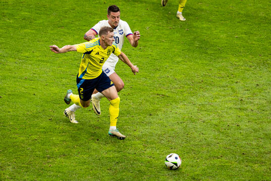 Emil Krafth of Sweden against Sergej Milinkovic-Savic of