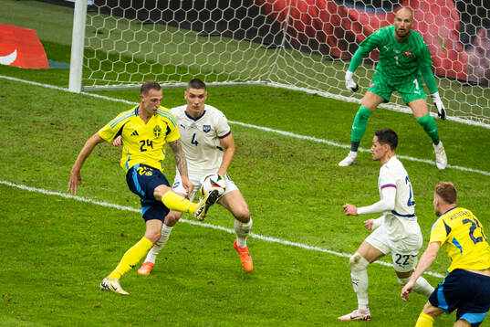 Gustaf Nilsson of Sweden against Nikola Milenkovic of of
