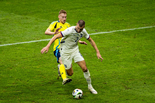 Strahinja Pavlovic of Serbia against Dejan Kulusevski of