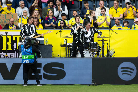 The Hives perform
