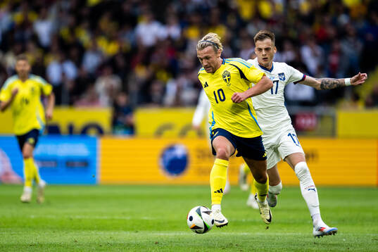 Emil Forsberg of Sweden and Ivan Ilic of Serbia