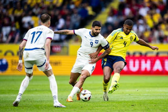 Aleksandar Mitrovic of Serbia and Isak Hien of Sweden