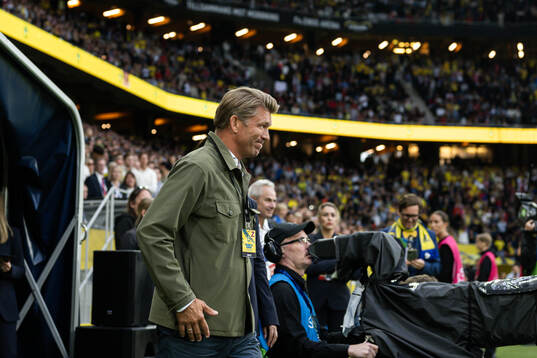 Marcus Allbäck enters the pitch at a ceremony to honor the