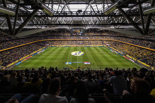 The players of both teams enter the pitch