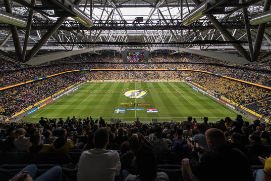 The players of both teams at line up