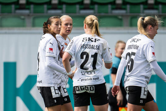 Häckens Rusul Rosa Kafaji jublar med Lisa Löwing och