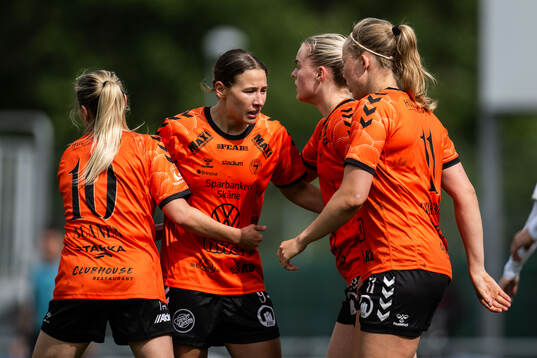 Kristianstads Tabitha Michelle Tindell jublar med Emmi