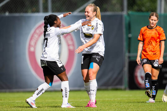 Häckens Alice Bergström och Monica Jusu Bah jublar