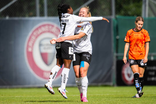 Häckens Alice Bergström och Monica Jusu Bah jublar