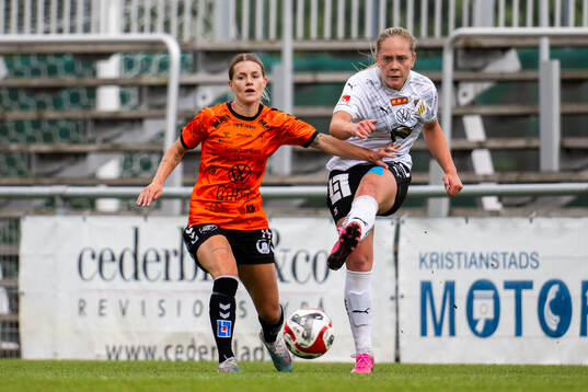 Kristianstads Tilda Persson jagar Häckens Alice Bergström