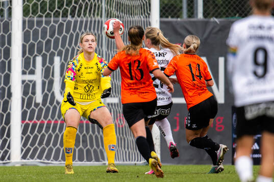 Kristianstads målvakt Moa Olsson och Häckens Alice