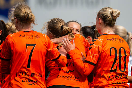 Kristianstads Hlin Eiriksdottir och Emmi Alanen jublar