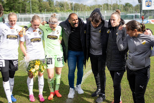 Häckens tränare Mak Lind med spelare