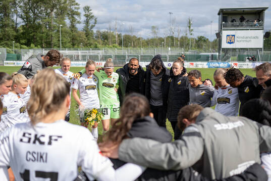 Häckens tränare Mak Lind med spelare