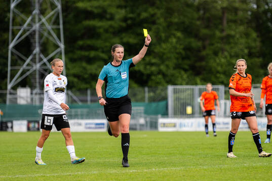 Domare Lovisa Johansson delar ut varning