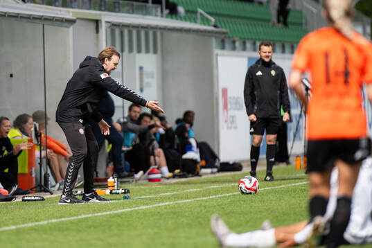Kristianstads  tränare Daniel Angergård agerar