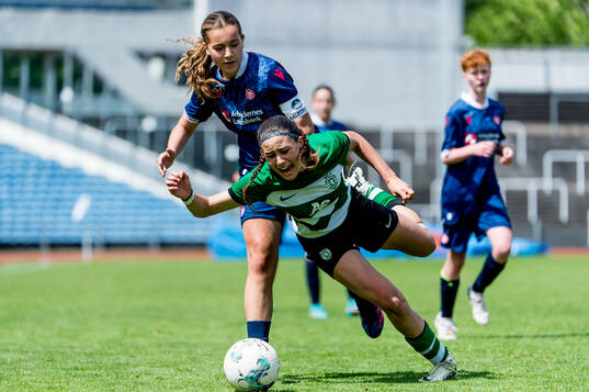 Aalborg BKs Helene Hedegaard och Sporting Club de Portugals