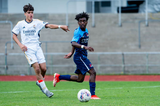 Real Madrids Rafael Cruz Suarez och AZ Alkmaars Nuur Maham
