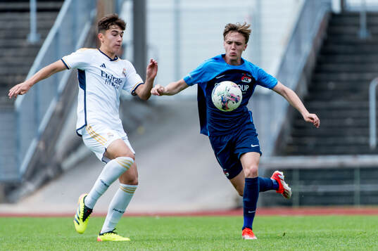 Real Madrids Eduardo Valentin Corlat och AZ Alkmaars Donny