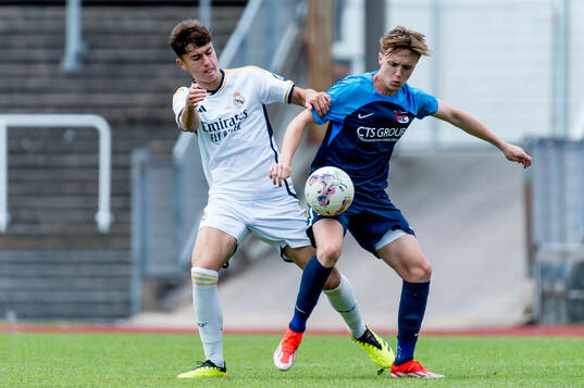 Real Madrids Eduardo Valentin Corlat och AZ Alkmaars Donny