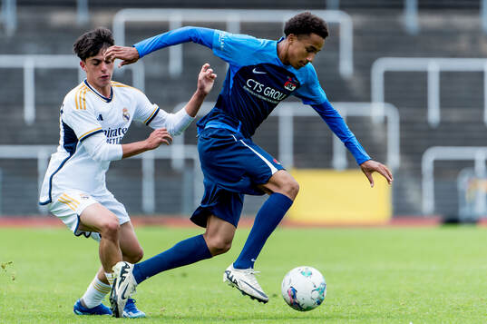Real Madrids Guillermo Diaz Maroto Alcaniz och AZ Alkmaars