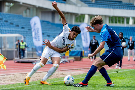 Real Madrids Enzo Alves Vieira och AZ Alkmaars Aebe Morel