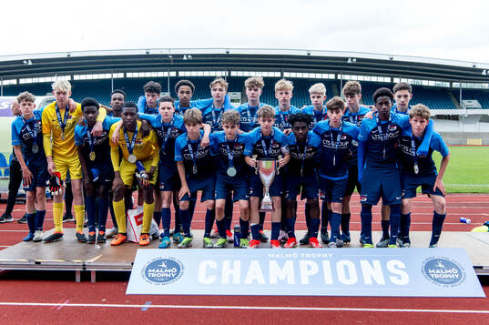 AZ Alkmaars spelare med silverpokalen
