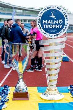 Silver och guldpokalen i F15 finalen mellan Aalborg BK och
