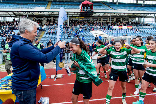 Sporting Club de Portugals spelare tar emot guldmedaljerna