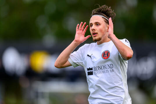 Hittarp IKs Isac Josefsson deppar