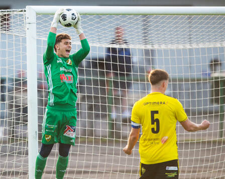 IFK Hässleholms Mirsad Basic greppar bollen med ett leende