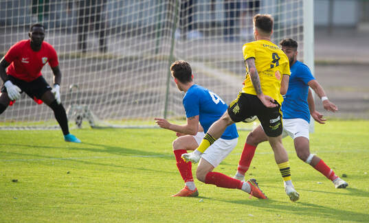 IFK Hässleholms Emil Vaughan nära göra mål i matchen i
