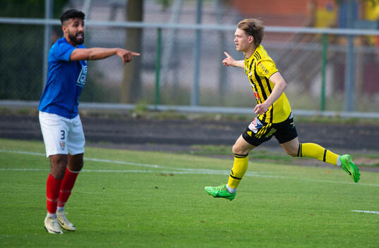 IFK Hässleholms Kasper Månsson nickar in 0-1 och jublar i