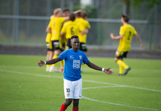 IFK Hässleholms Kasper Månsson nickar in 0-1 och jublar i
