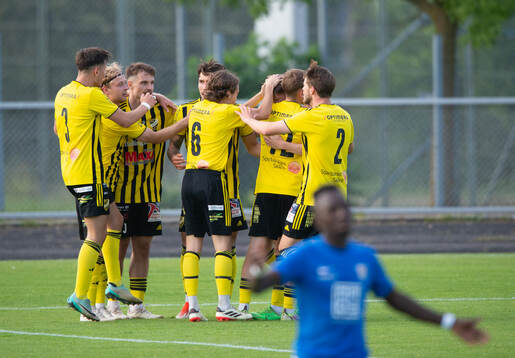 IFK Hässleholms Kasper Månsson nickar in 0-1 och jublar i