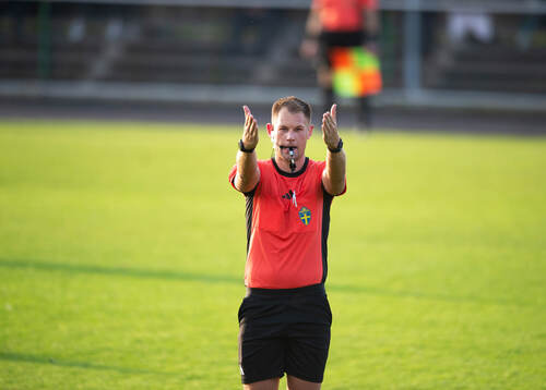 Domaren i matchen i div 2 mellan FBK Balkan och IFK