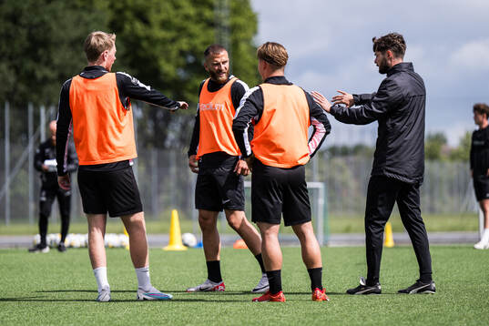 Filip Sachpekidis  och assisterande tränare Adrian Iglesias