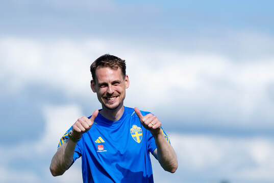 Head coach Daniel Bäckström of Sweden