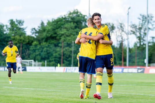 Players of Sweden celebrate with Hugo Bolin