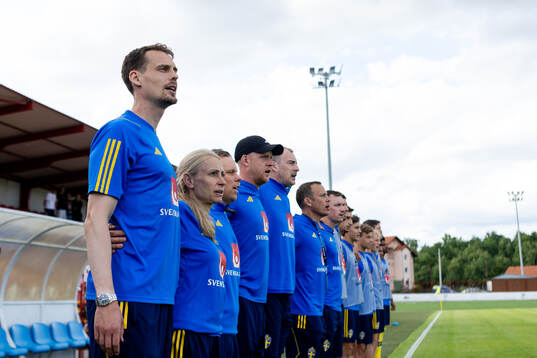 Head coach Daniel Bäckström of Sweden