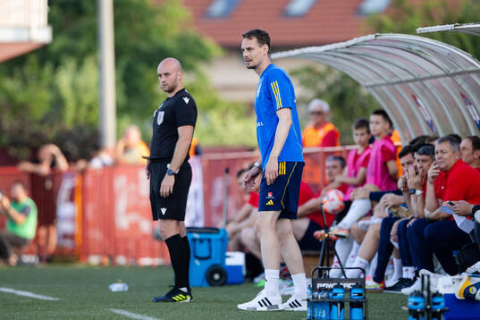 Head coach Daniel Bäckström of Sweden
