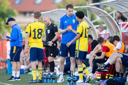 Head coach Daniel Bäckström and Momodou Sonko of Sweden