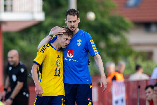 Hugo Bolin and Head coach Daniel Bäckström of Sweden