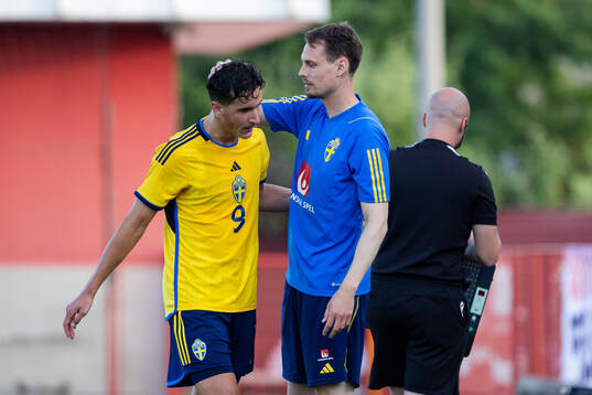 Deniz Gül and Head coach Daniel Bäckström of Sweden