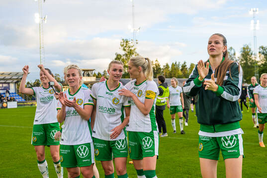 Hammarbys Ellen Gibson, Thea Sørbo, Alice Carlsson och