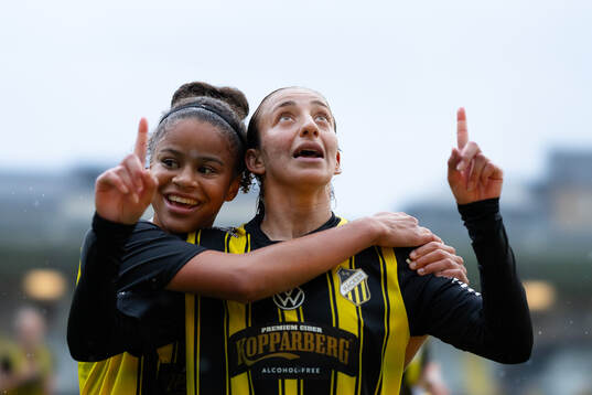 Häckens Rusul Rosa Kafaji jublar ihop med Felicia Schröder